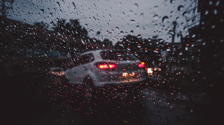 Consigli per guidare sotto la pioggia con l'auto
